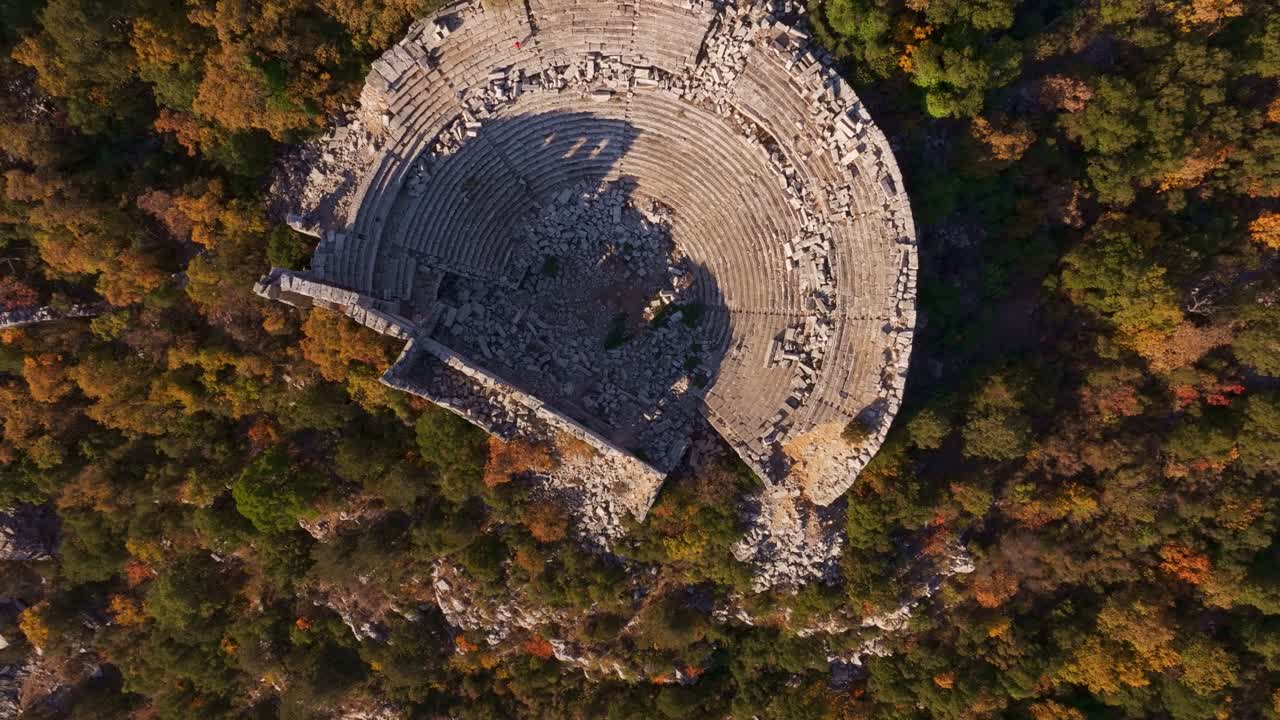 Rovine del teatro antico di Termessos che risplendono in autunno in Turchia
