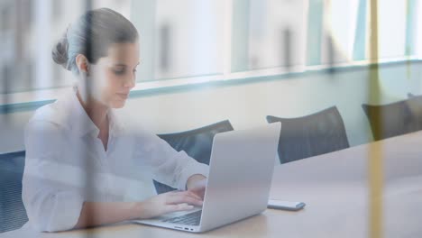 animación de personas caminando sobre una mujer de negocios caucásica usando una computadora portátil en la oficina.