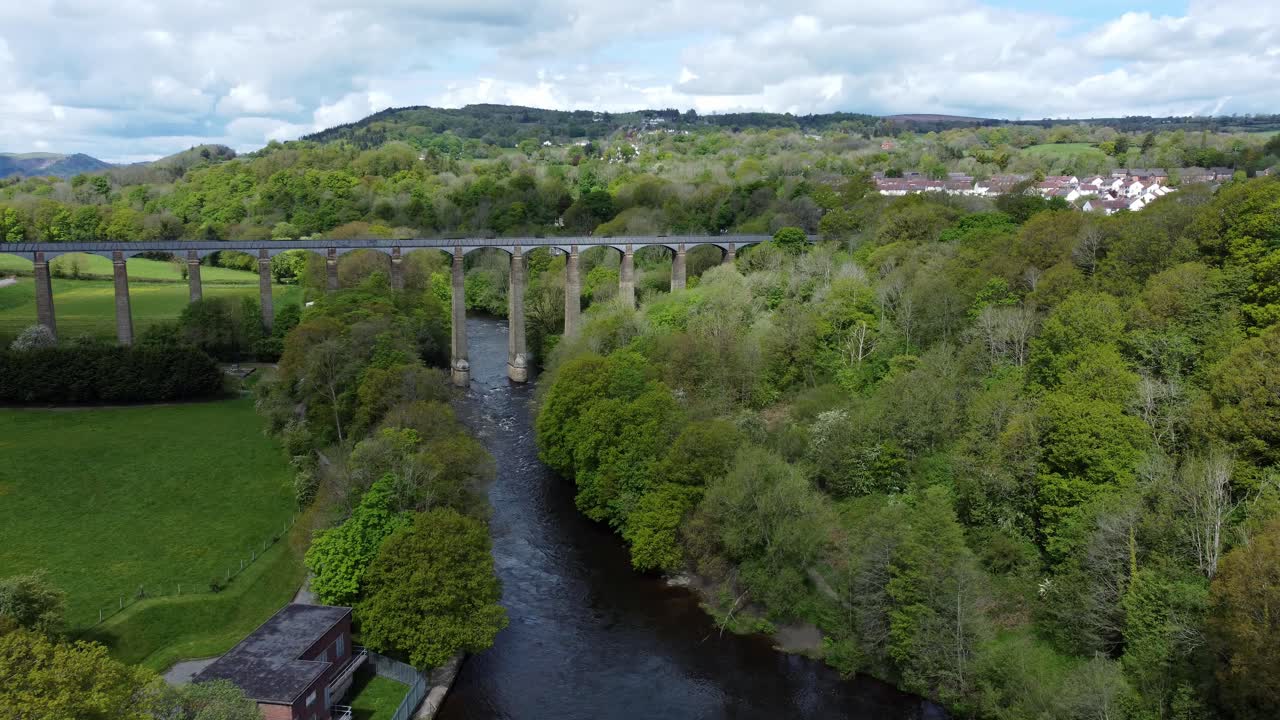 항공 보기 pontcysyllte 수로 및 강 디 운하 좁은 보트 신부 chirk 웨일스 계곡 시골에서
