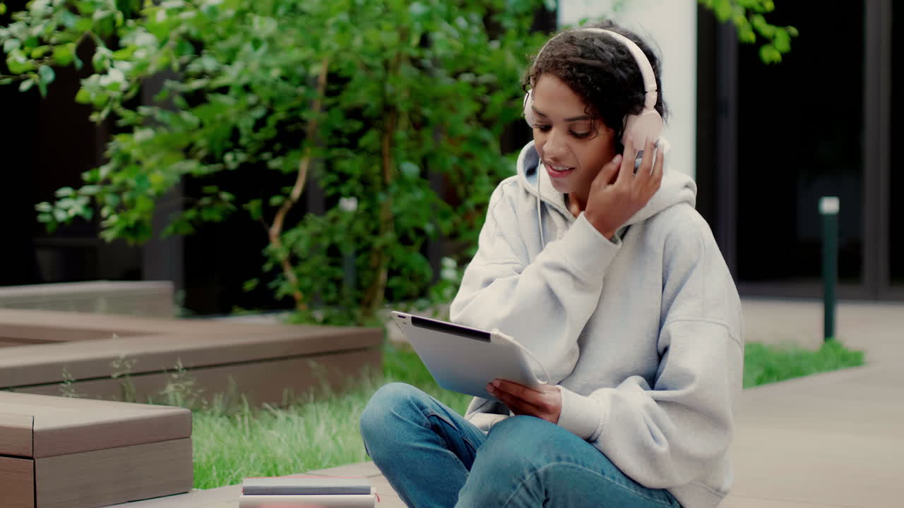 una chica afroamericana en el campus de la universidad.