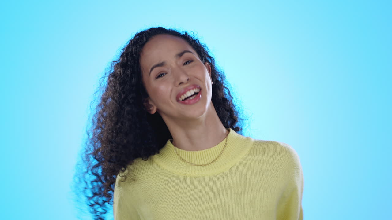 capelli, flirt e ritratto di donna con amore per se stessa