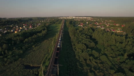 tren corriendo en el pueblo vista aérea