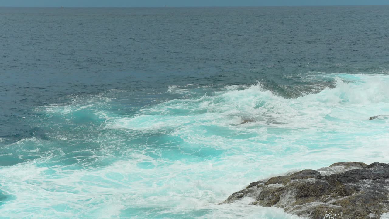 poderosas olas que fluyen sobre la costa de tenerife, vista de mano