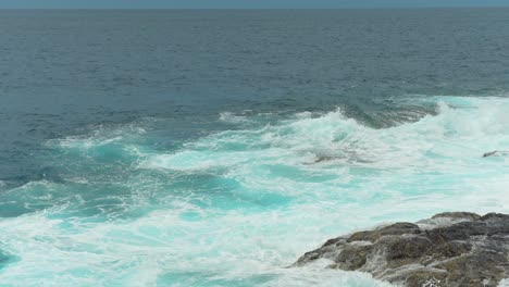 poderosas olas que fluyen sobre la costa de tenerife, vista de mano