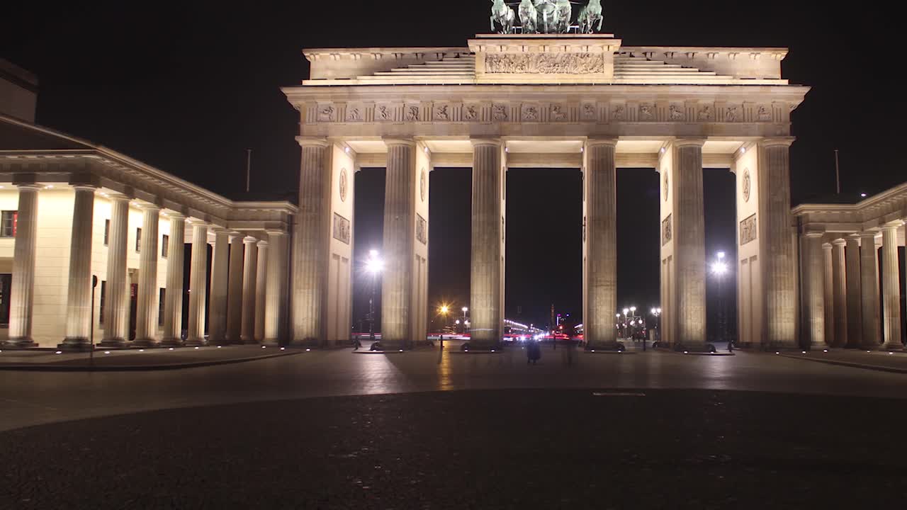 lapso de tiempo de noche de la puerta de brandenburgo en berlín