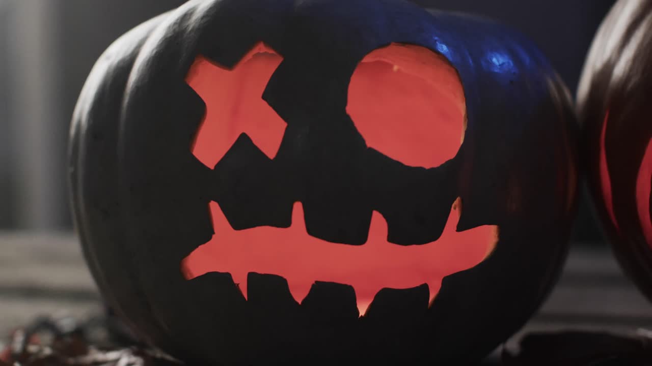 video de calabaza tallada de halloween y humo con espacio de copia en fondo oscuro