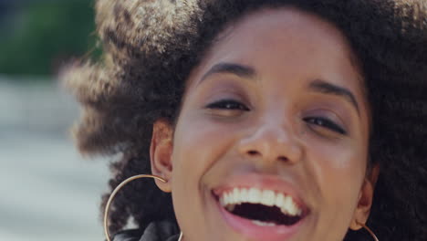 Cara,-Libertad-Y-Sonrisa-Con-Una-Mujer-Negra-Feliz