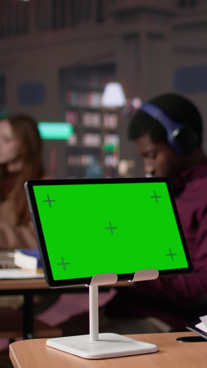 Video vertikal mahasiswi muda belajar untuk ujian mendatang dengan ruang salin