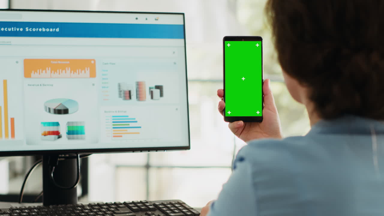 매니저 는 초록색 화면 을 가진 전화기 를 들고 있다