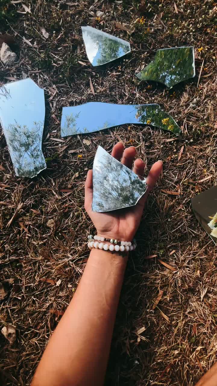 reflejos de espejo rotos