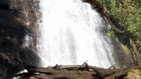 Cascada-Salpica-Sobre-Rocas-En-Anna-Ruby-Falls-En-Georgia-Del-Norte,-60fps