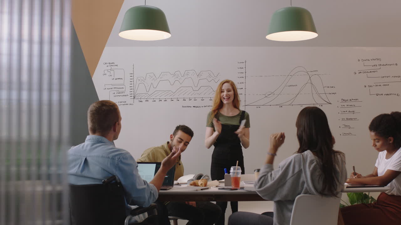 gente de negocios feliz reuniéndose en la sala de juntas celebrando una exitosa presentación de victoria corporativa grupo multiétnico disfrutando del éxito colega usando un teléfono inteligente tomando fotos compartiendo en las redes sociales