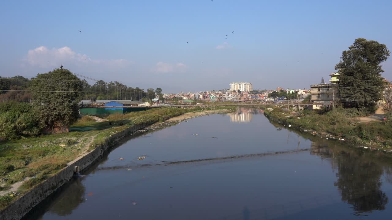 Una vista del fiume Bagmati a Kathmandu, Nepal, e tutto l'inquinamento nelle sue acque e lungo le sue rive.
