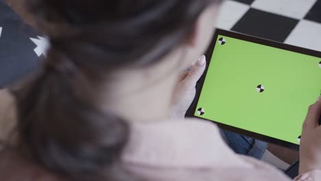 mujer usando una tableta con pantalla verde