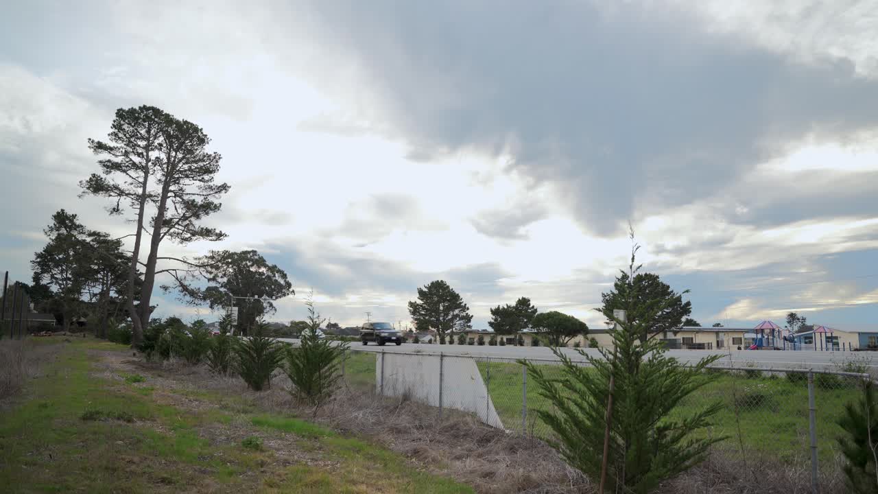 coches pasando por la carretera