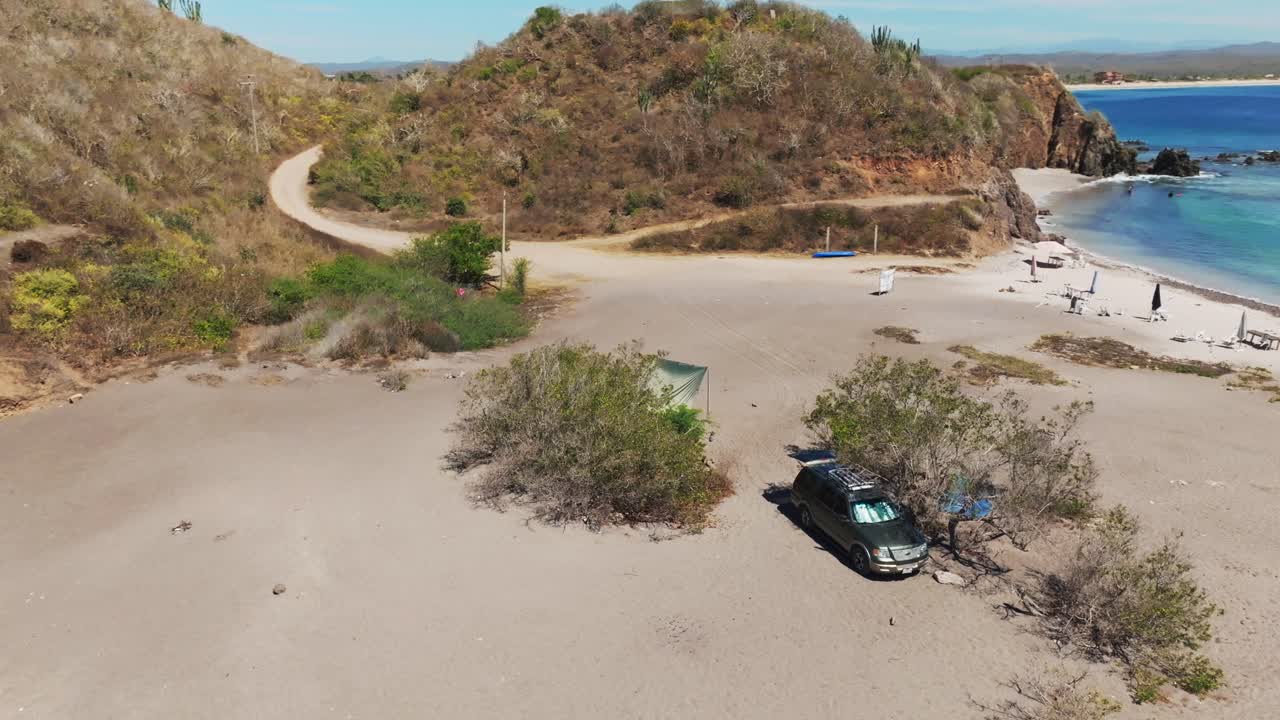 라 모리타 해변, 테나카티타 (jalisco, 멕시코) 에서 야생 캠핑. 티르코이즈 물, 산호초 및 라 모리 타 해변 반도에서 열린 바다 전망.