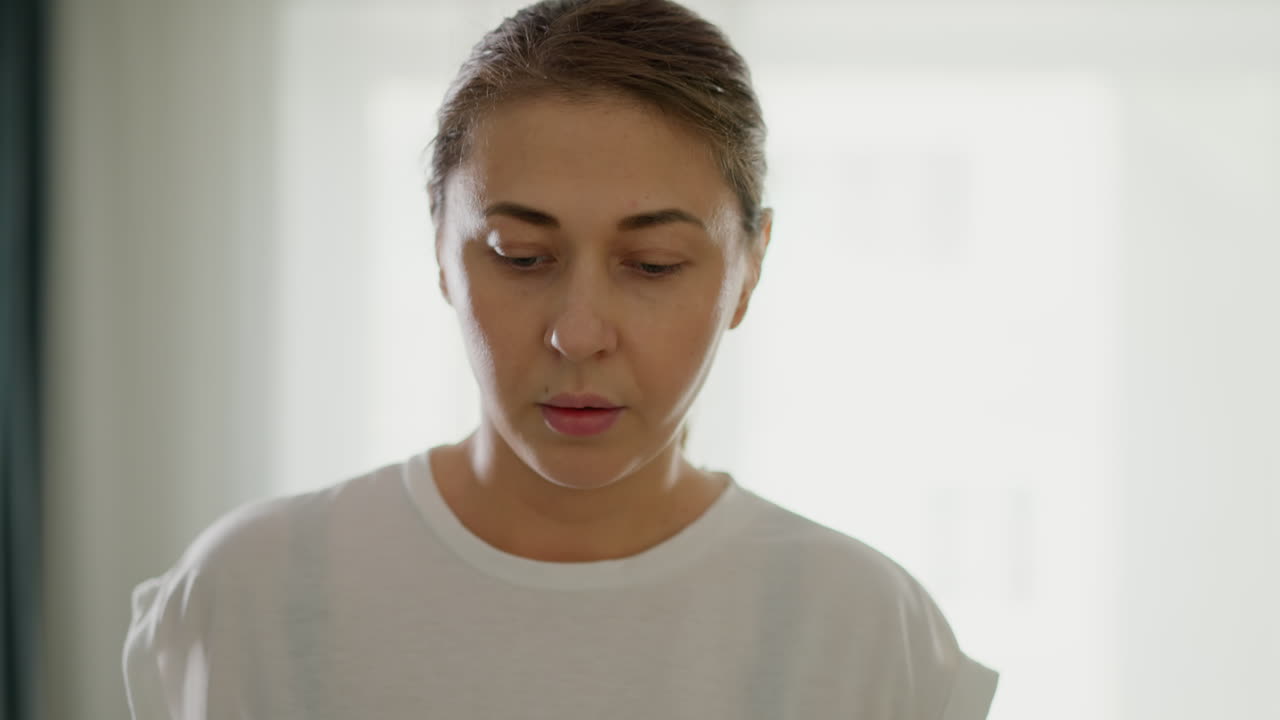 una mujer camina y corre en una cinta de correr en un gimnasio de primer plano. una mujer fuerte cambia la velocidad de la máquina de entrenamiento en un club deportivo en cámara lenta. ejercicio de fitness en el hogar