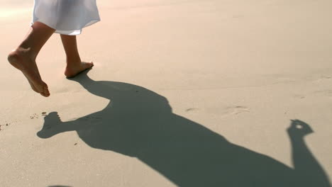 Mujer-Relajada-Saltando-Sobre-La-Arena