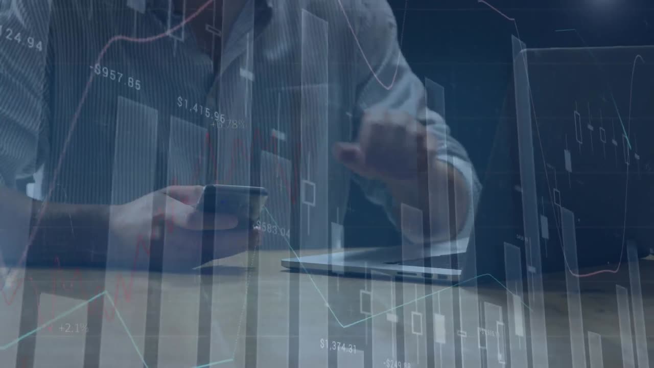Animazione di elaborazione dati statistici sul busto di un uomo che usa un laptop e uno smartphone in ufficio.