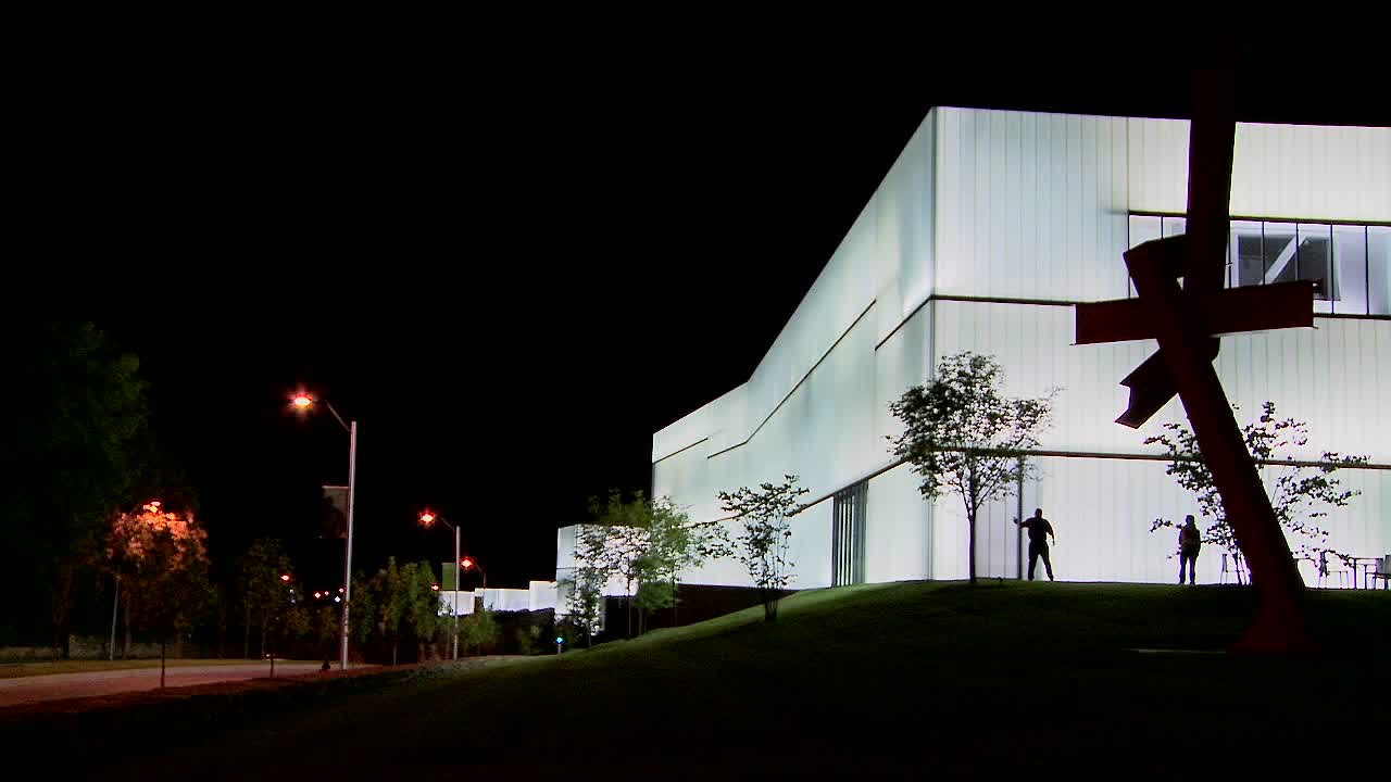 un edificio moderno está iluminado y brilla desde el interior 6