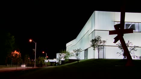 Un-Edificio-Moderno-Está-Iluminado-Y-Brilla-Desde-El-Interior-6