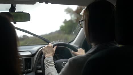 mujer conduciendo coche 2