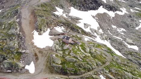 Casa-En-Un-Campo-De-Piedra-Parcialmente-Cubierto-De-Nieve-En-Los-Alpes-En-Kaernten,-Austria