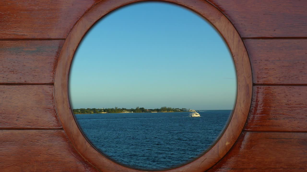 크루즈 선박 의 포트홀 을 통해 바 을 바라보는 것