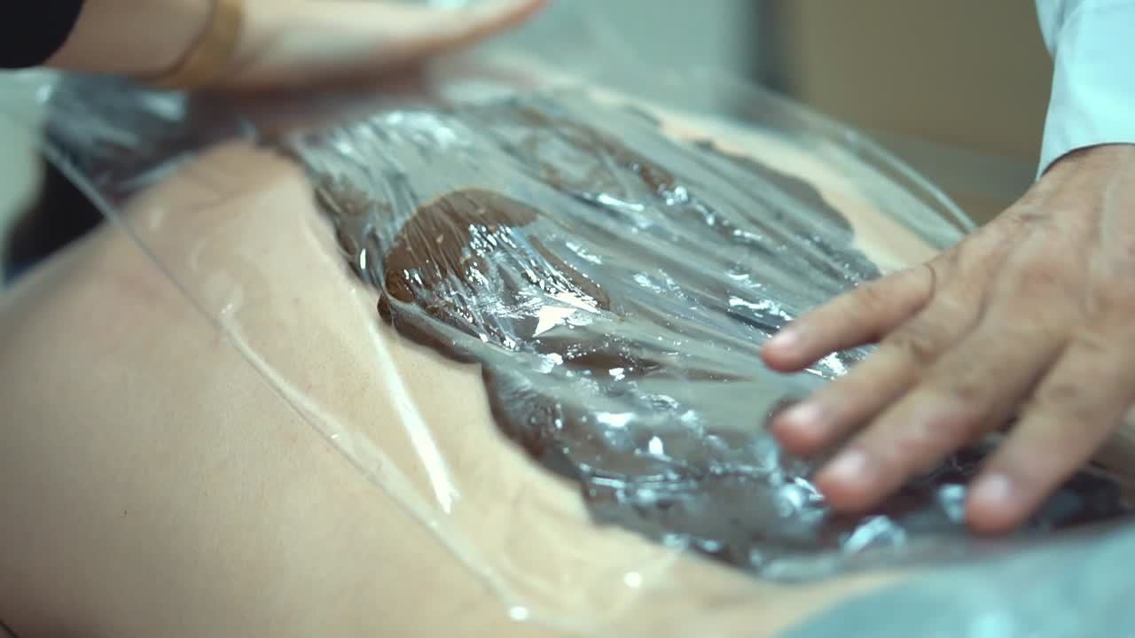 tratamiento con envoltura corporal de chocolate