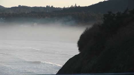 A-Medida-Que-La-Niebla-Se-Eleva-Sobre-El-Océano-Cerca-De-La-Costa,-Los-Colores-Brillantes-De-La-Naturaleza-Se-Vuelven-Tan-Suaves-Y-Sutiles-Como-Una-Acuarela