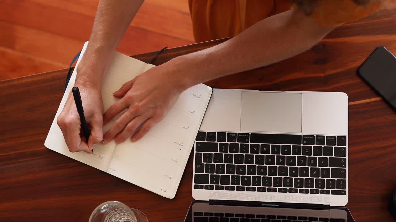 mujer caucásica usando una computadora portátil en casa