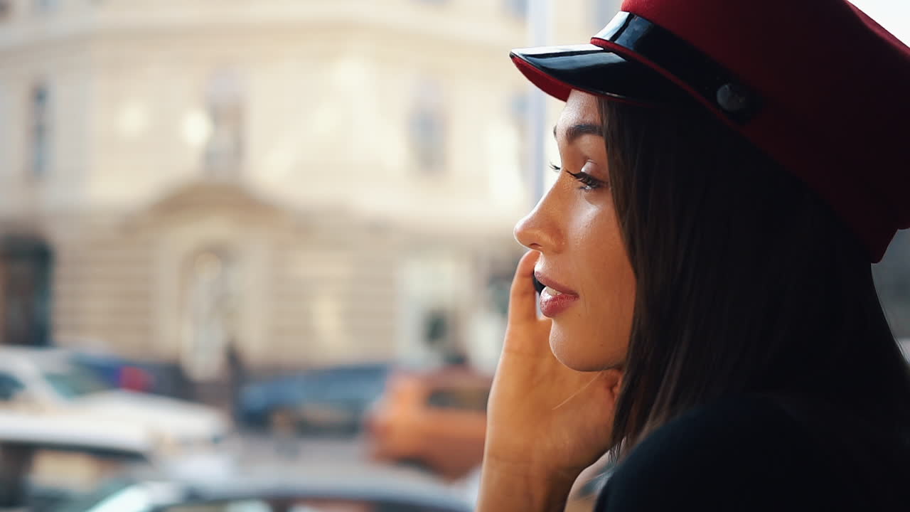 Mulher com chapéu vermelho falando ao telefone