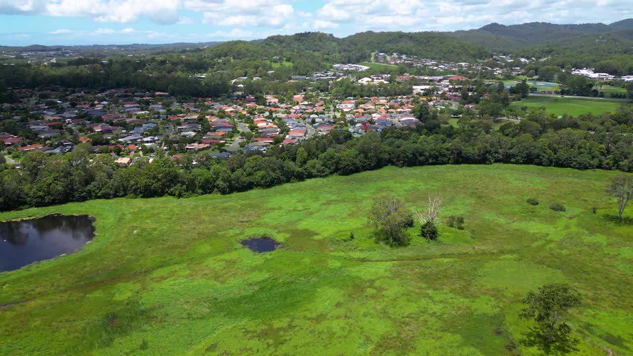 aérea sobre la vivienda mudgeeraba y el parque firth, gold coast, queensland, australia