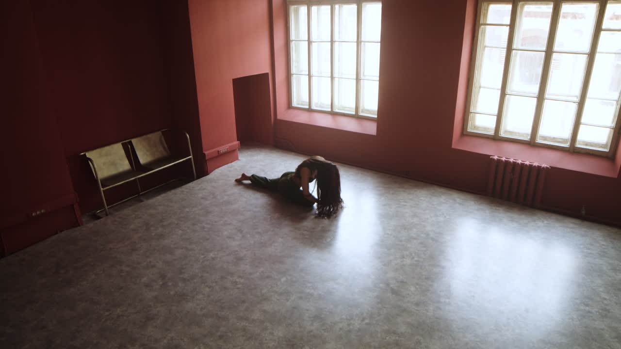 젊은 댄서 스트레칭