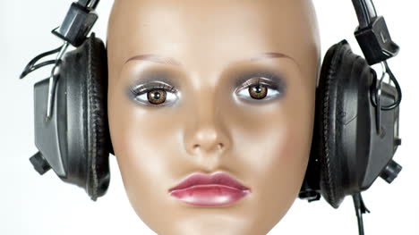 mannequin in headphones 02