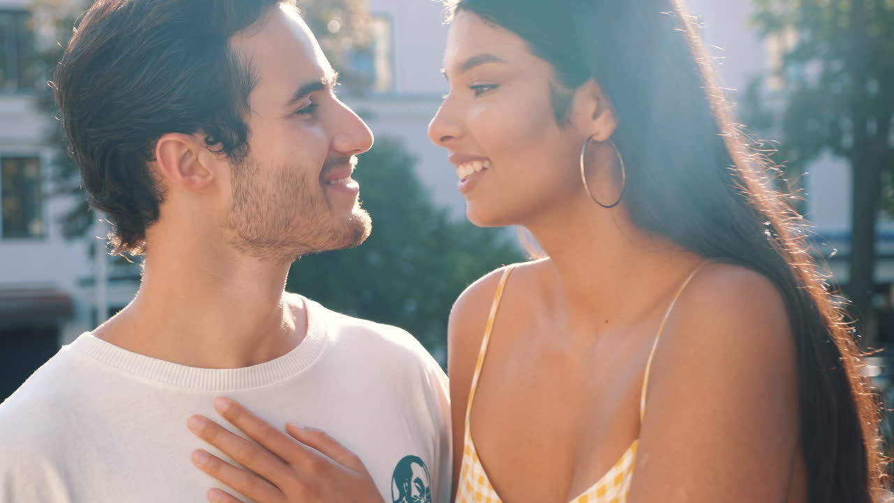 pareja besándose al aire libre