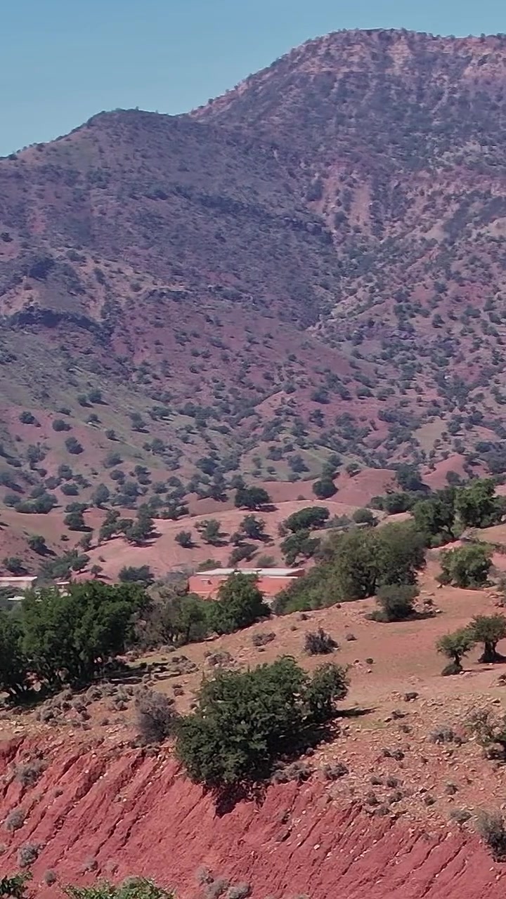 Vista aerea di montagne e strade in Marocco durante il giorno.