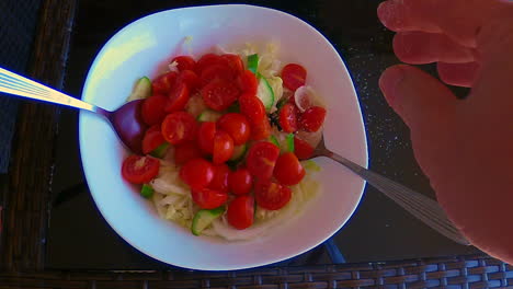 Ensalada-China-De-Lechuga-Y-Tomates-Cherry,-Adornada-Y-Mezclada-En-El-Bol