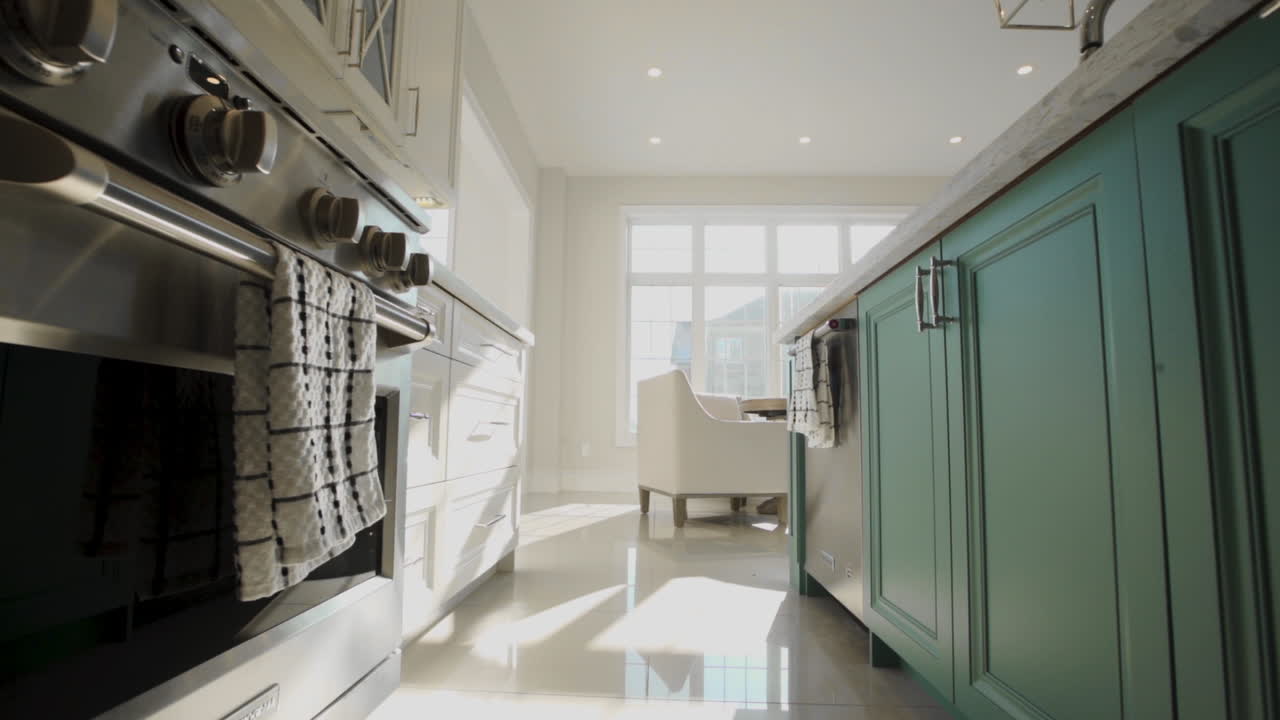 hermosa cocina moderna con electrodomésticos de acero inoxidable