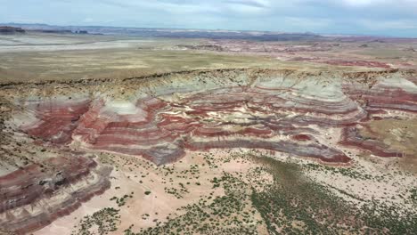 Vista-Aérea-De-Las-Colinas-De-Bentonita-Con-Un-Paisaje-Desértico-De-Marte-En-El-Parque-Nacional-Capitol-Reef-En-Utah,-Ee.uu.