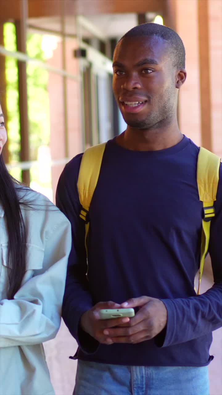 estudiantes en el campus universitario