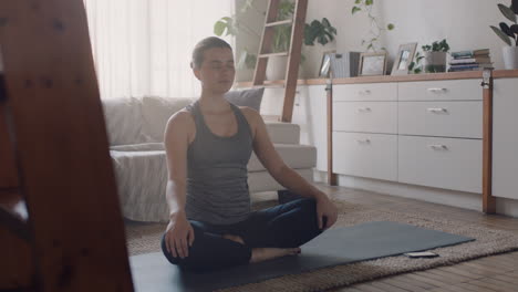 Gesunde-Yoga-Frau-Trainiert-Zu-Hause,-Praktiziert-Meditation-Im-Wohnzimmer-Und-Genießt-Morgendliche-Achtsamkeitsübungen