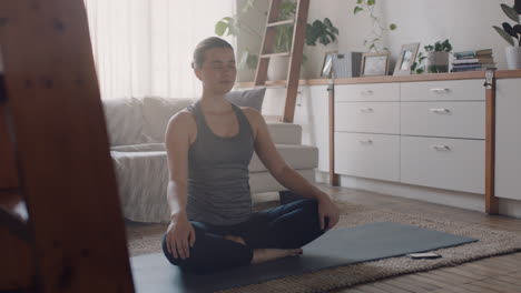 Mujer-De-Yoga-Saludable-Haciendo-Ejercicio-En-Casa-Practicando-Meditación-En-La-Sala-De-Estar-Disfrutando-Del-Ejercicio-De-Atención-Plena-Por-La-Mañana