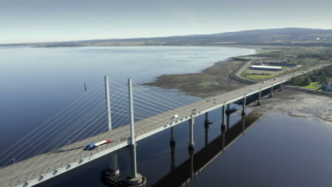 une vue aérienne du pont kessock à inverness par un beau matin d'été