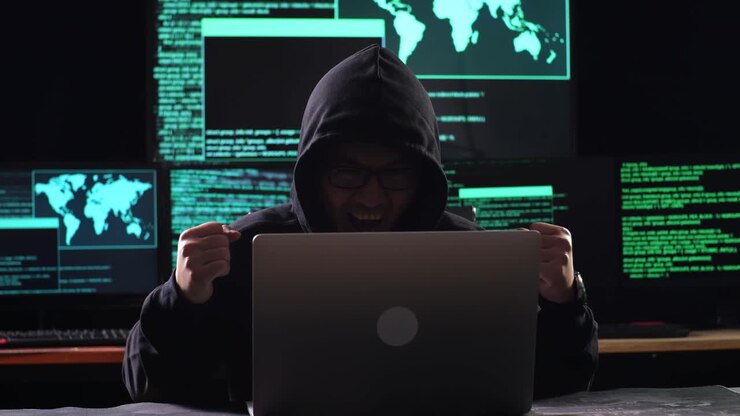 Begejstret hacker fejrer et succesfuldt cyberangreb