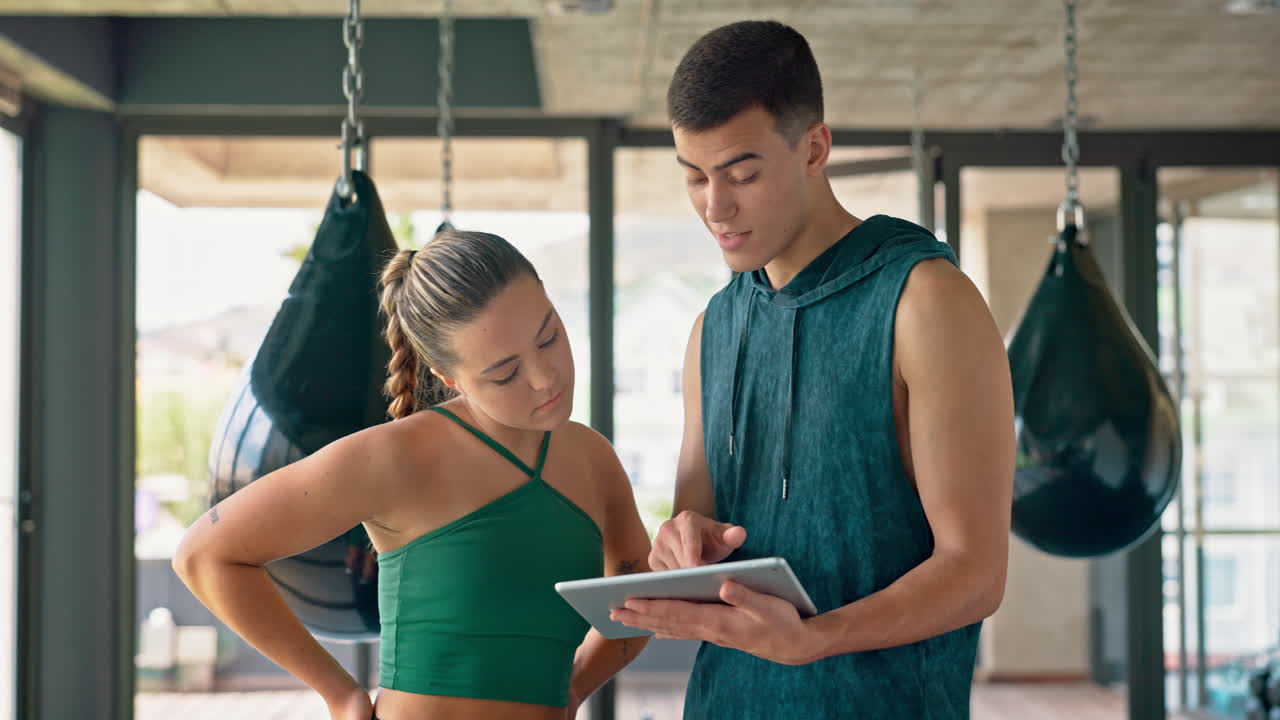 tableta, entrenador y mujer planeando el entrenamiento
