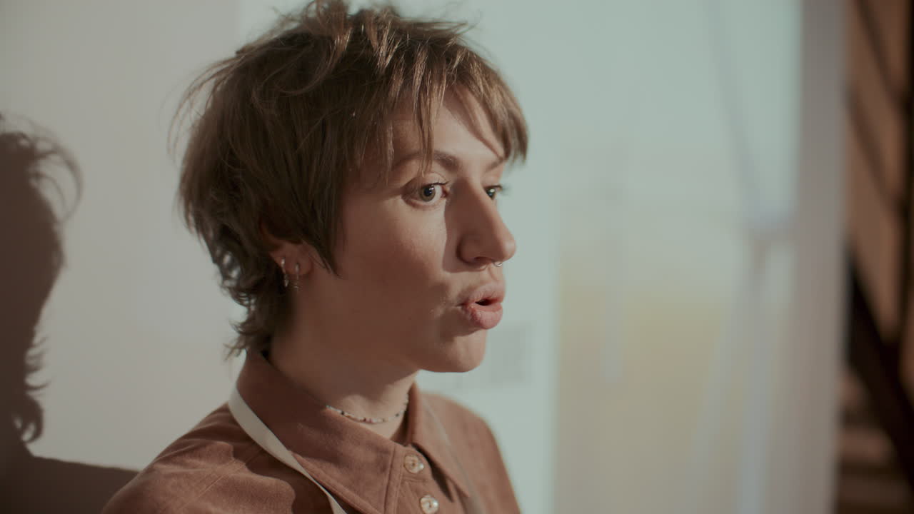 joven oradora que explica una diapositiva de presentación en un seminario educativo