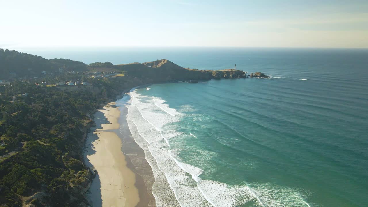 Ampia ripresa con drone di onde che si infrangono sulla costa dell'Oregon in una giornata di sole