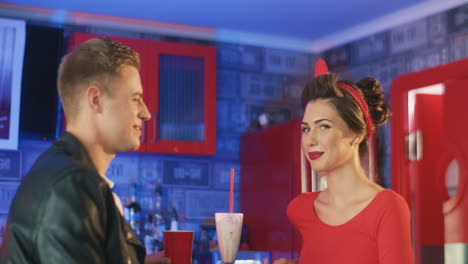 Smiling-Couple-In-An-American-Diner