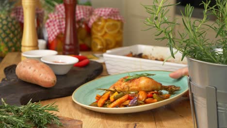 Presentación-De-Un-Delicioso-Pollo-Y-Batatas-Del-Horno-En-Un-Elegante-Plato-Blanco